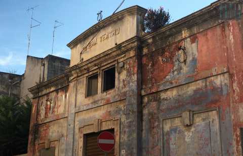Sannicandro, il secolare "Cinema De Pinto": romantico rudere chiuso da 50 anni